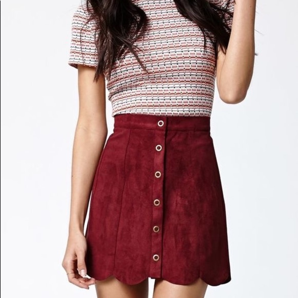 Kendall & Kylie Faux Suede Scallop Hem Skirt in burgundy